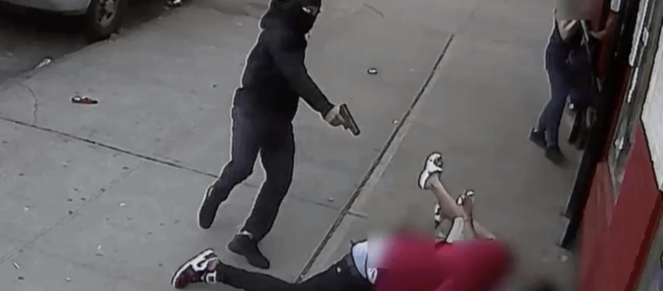 Πανικός στη Νέα Υόρκη από κουκουλοφόρο που άνοιξε πυρ - Παιδιά τρέχουν να σωθούν από τις σφαίρες (βίντεο)